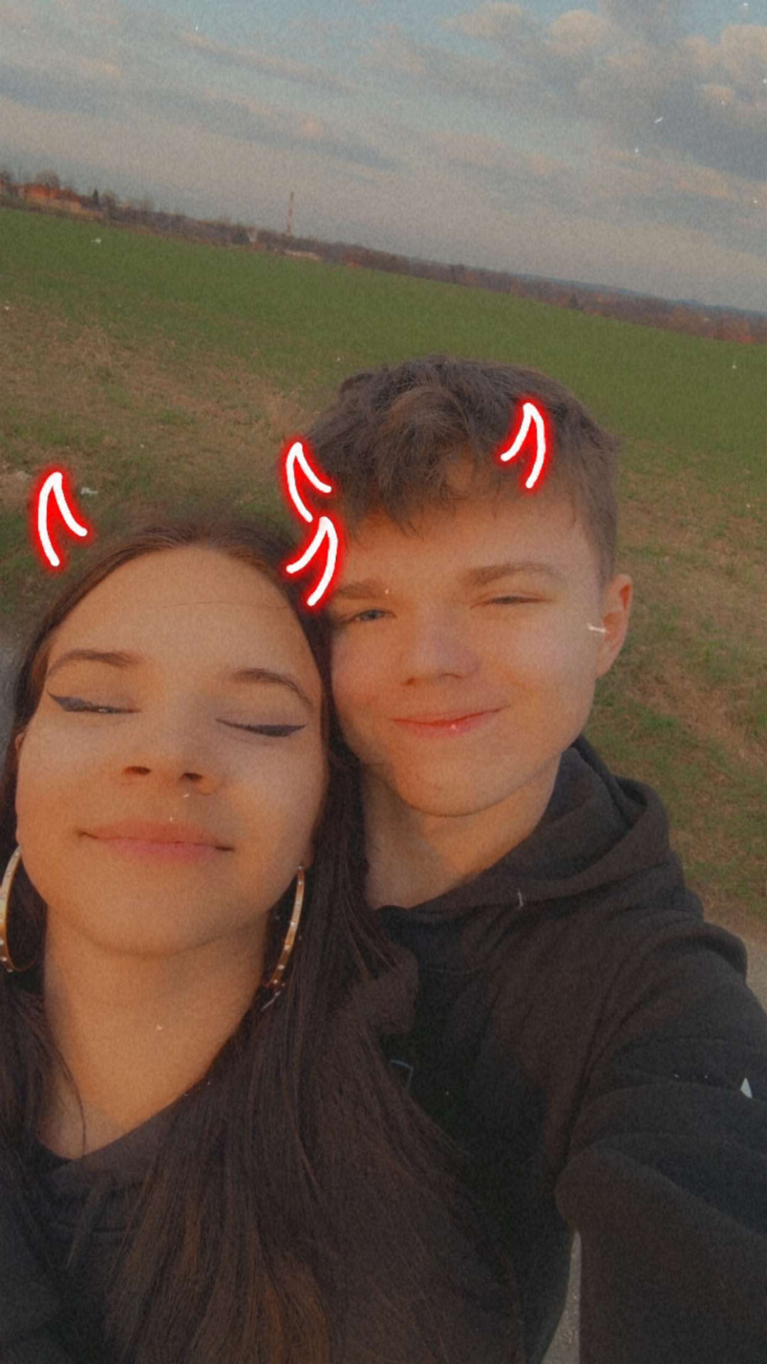 Filip i Martyna o zachodzie słońca na łące