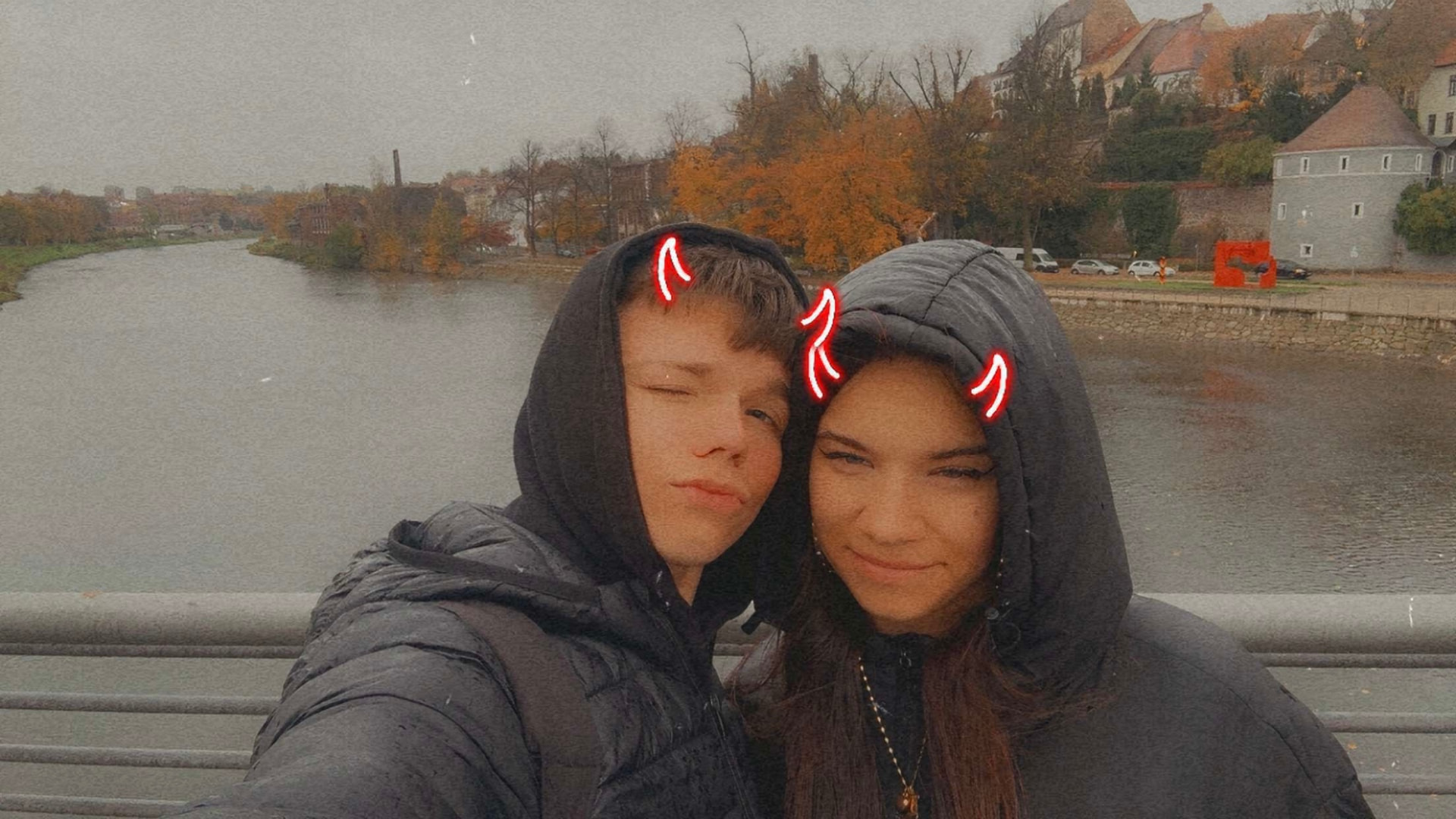 Filip i Martyna na moście nad rzeką jesienią
